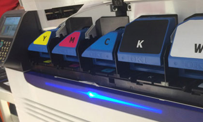 Drucken mit Weiß (und Klar): OKI präsentiert zwei neue 5-Farb-Modelle Pro9541 und Pro9542