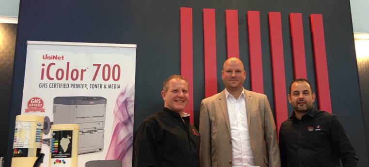 Starke Partnerschaft für den Markt des digitalen Etikettendrucks: RGF gewinnt UniNet. Nestor Saporiti (links), Inhaber von UniNet, mit seinem Europachef Zoltan Matyas (re